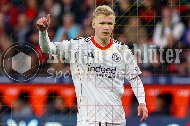 Bayer 04 Leverkusen vs Eintracht Frankfurt - Bundesliga  | Leverkusen, Deutschland, 12.09.25:   Jonathan Michael Burkardt (Eintracht Frankfurt) gestikuliert, Gestik waehrend des Spiels der Bundesliga zwischen  Bayer 04 Leverkusen vs Eintracht Frankfurt in der BayArena(Foto von Brauer-Fotoagentur / Adrian Schlueter)