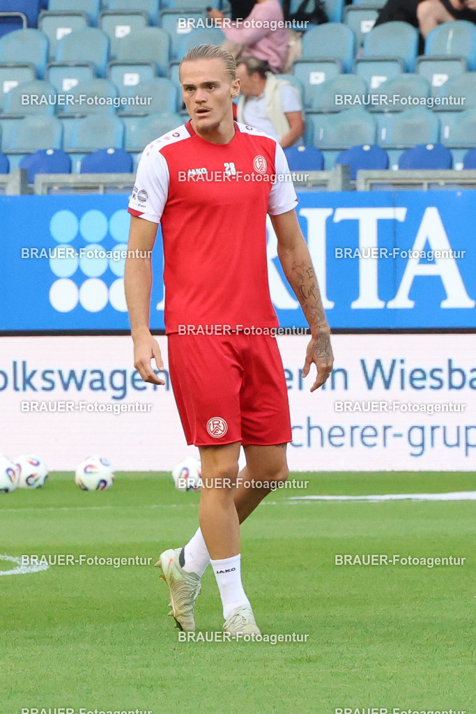SV Wehen Wiesbaden - Rot-Weiss Essen | Wiesbaden, Deutschland, 22.08.2025Tom Moustier  (Rot-Weiss Essen) schautwährend des drittliga Spiels zwischen SV Wehen Wiesbaden und Rot-Weiss Essen am 22.08.2025 in der BRITA-Arena in Wiesbaden. (Foto von Timo Bluhmki-Schmidt/Brauer Fotoagentur