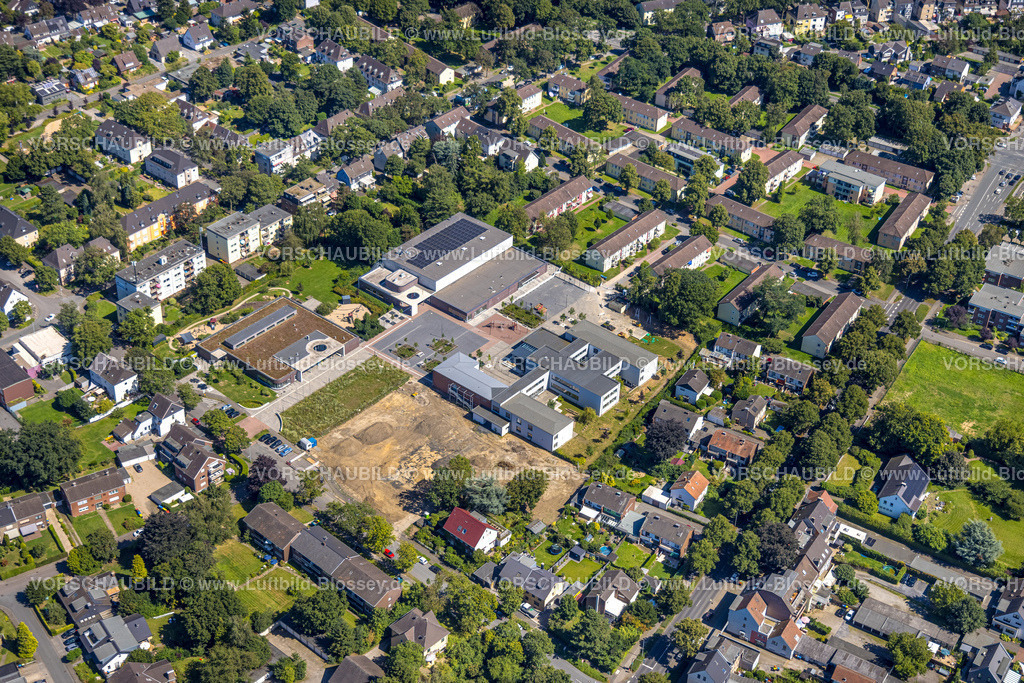 Dinslaken240803248 | Luftbild, GGS Hagenschule  und Sporthalle, städt. Kita Kindergarten Hagenstraße, Brachfläche, Hagenviertel, Dinslaken, Ruhrgebiet, Nordrhein-Westfalen, Deutschland