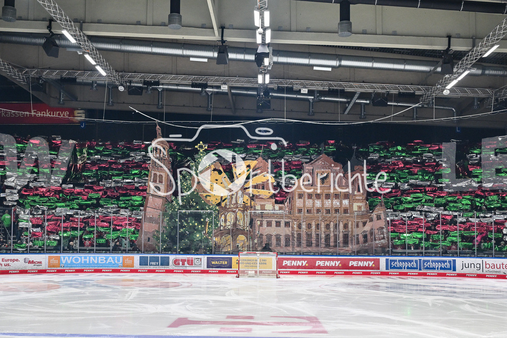 Augsburger Panther - Nürnberg Ice Tigers | AUGSBURG, GERMANY - 23. DECEMBER: Die Fans des AEV haben einen Choreographie vorbereitet / Choreo / Weihnachtsmarkt / Rathaus vor dem Match zwischen den Augsburger Panthern und den Nürnberg Ice Tigers am 31. Spieltag der Penny DEL im Curt Frenzel Stadion