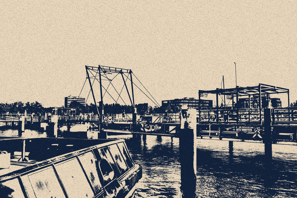 Photoart: Hörnbrücke in Kiel | Dieses Wandbild im Querformat zeigt die Hörnbrücke in Kiel. Die dunklen Bereiche des Bilds sind dunkelblau und die hellen Bereiche sind beige. Über das ganze Wandbild liegt eine leichte Körnung.  - Realisiert mit Pictrs.com