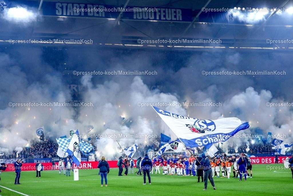 S0401022501015 | 01.02.2025, Fußball, FC Schalke 04 - 1. FC Magdeburg, 2.. Fußball Bundesliga, 20. Spieltag, Veltins-Arena Gelsenkirchen, Saison 2024 2025: Stadt der 1000 feuer Choreografie der Schalkefans vor dem Spiel. Die Fans zünden pyrotechnikDFB regulations prohibit any use of photographs as image sequences and or quasi-video.