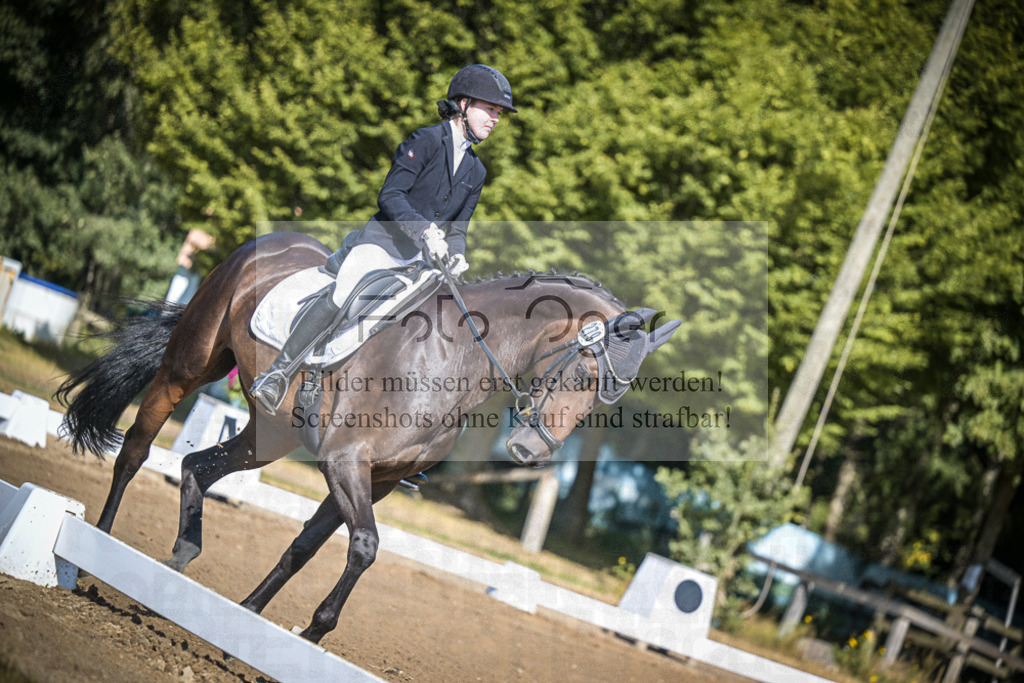 DOS_2827 | Entdecke hochwertige Reitturnierfotos von Foto Oger. Professionell, emotional und authentisch – jetzt Lieblingsmomente im Shop bestellen.Deutschlandweite Turnierfotografie. - Realisiert mit Pictrs.com