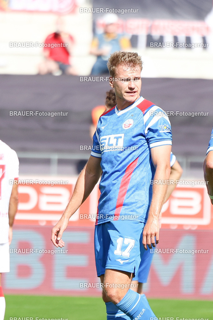 Rot-Weiss Essen - Hansa Rostock | Essen, Deutschland, 20.09.2025 Florian Carstens (Hansa Rostock) schautwährend des 3.Liga Spiels zwischen  Rot-Weiss Essen und Hansa Rostock am 20.09.2025 im Stadion an der Hafenstraße in Essen. (Foto von Timo Bluhmki-Schmidt/Brauer Fotoagentur