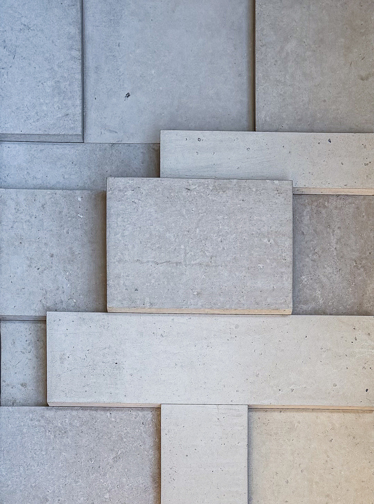 Geometrisches Beton Relief | Minimalistische Fotokunst Wandbild | Urbane Eleganz und architektonische Tiefe. Diese minimalistische Nahaufnahme fängt verschachtelte, geometrische Betonblöcke in einem faszinierenden Licht- und Schattenspiel ein. Als großformatiges Wandbild (besonders kraftvoll und modern auf mattem Alu-Dibond) wirkt dieses abstrakte Relief wie eine edle Skulptur für dein Wohnzimmer, Loft oder Büro. Perfekt für zeitloses Interior Design. - Realisiert mit Pictrs.com