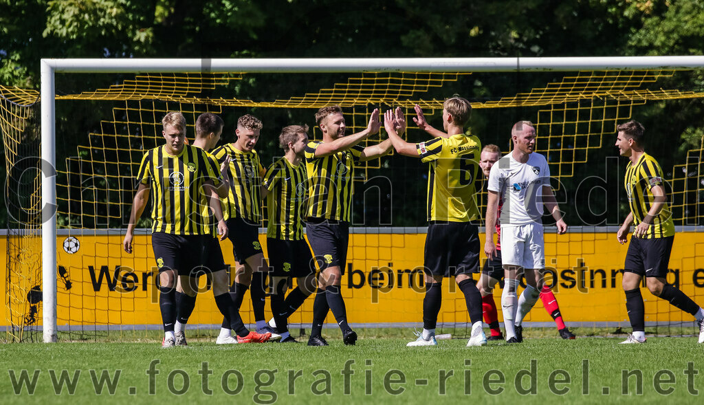 2023-08-19_018_FC_Moosinning_gegen_SV_Reichertsheim | Moosinning, Deutschland, 19.08.2023:
Fußball, Bezirksliga Oberbayern Ost 2023 / 2024, 5. Spieltag, FC Moosinning gegen SV Reichertsheim, Endergebnis: 0:4

Jubel nach dem 1:0 durch Maximilian Lechner (FC Moosinning, #11)
Stefan Haas (FC Moosinning, #8), Florian Jakob (FC Moosinning, #10), Thomas Auerweck (FC Moosinning, #19), Bastian Lanzinger (FC Moosinning, #6)

Foto: Christian Riedel / fotografie-riedel.net
