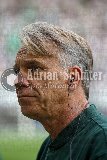 Borussia Mönchengladbach vs SV Werder Bremen - Bundesliga  | Mönchengladbach, Deutschland, 14.09.25:   Trainer Horst Steffen (SV Werder Bremen) schaut waehrend des Spiels der Bundesliga zwischen Borussia Mönchengladbach vs SV Werder Bremen im Stadion im Borussia Park(Foto von Brauer-Fotoagentur / Adrian Schlueter)