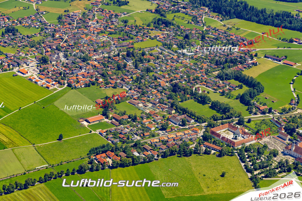 Aktuelles Luftbild von  Benediktbeuern - Die Luftaufnahme wurde 2022 mittels UL-Flugzeug erstellt ( keine Drohne ) - hochauflösende Kamera-Systeme von  Canon -Beste Qualität - Für grossformatige Ausdrucke geeignet. Die Geschenkidee !