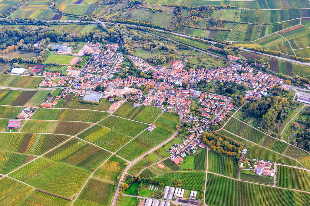 Luftbild: Ortsansicht im Queichtal diesseits der B10 aus Nordwesten in Siebeldingen im Bundesland Rheinland-Pfalz in Deutschland. Foto: IMG_103824.jpg vom 01.10.2017 durch Werner Riehm/FLY-FOTO.de