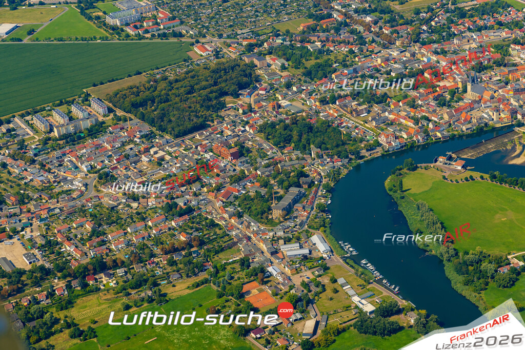 Übersichts Bild Calbe - Die Luftaufnahme wurde 2025 vom UL-Flugzeug heraus erstellt ( keine Drohnenaufnahme ) - Hochauflösende Luftaufnahme - für Wandbilder und großformatige Ausdrucke geeignet. Das besondere Geschenk!Hier alle&nbsp;Infos zur Lizenzierung der LuftaufnahmeWir fliegen auch dieses Jahr wieder in Ihre Region um Luftbilder zu erstellen.- Luftbild anfragen