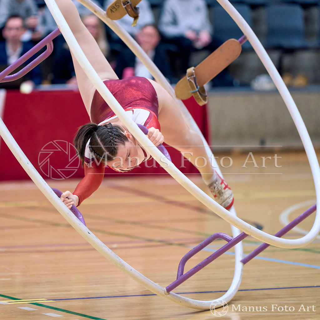2024-11-09-4-D-DSC01313 | Professionelle Sportfotografie in Hamburg, Schleswig-Holstein und Niedersachsen – spezialisiert auf Rhönrad, Geräteturnen, Leistungsturnen und rhythmische Sportgymnastik. Bundesweite Begleitung von Rhönrad-Events. Jetzt Sport-Fotos - Realisiert mit Pictrs.com