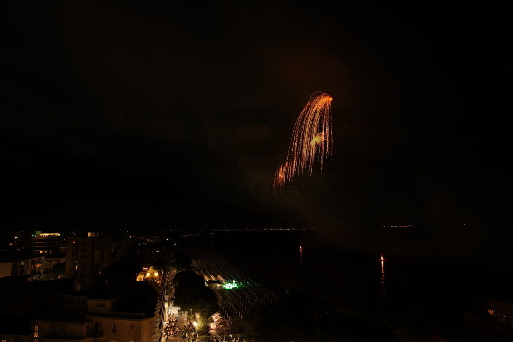 Ferragosto Fireworks in Grado, Italy | GRADO, ITALY, 15.AUG.26 - FIREWORKS - Ferragosto fireworks over the Adriatic Sea in Grado, Italy. Colorful fireworks light up the night sky above the beach, coastline and waterfront during the traditional summer celebration. - Realisiert mit Pictrs.com