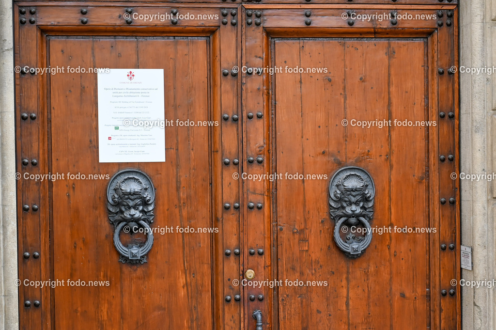 Italien_ Toscana_ Florenz_ 30.05.2024-295 | 30.05.2024, Italien, ITA, Toskana, Florenz im Bild Stadtansichten, Gebäude, Architektur, Touristen, Historisch, Souvenir, Altstadt, Museum, Statuen, Skulpturen, Piazza della Signoria, Statue David, Palazzo Vecchio, Neptunbrunnen, Piazza della Repubblica, Ponte Vecchio, Brücke, Uffizien, Kathedrale Santa Maria del Fiore, Arno, Fluß


Florenz, Firenze, ist eine italienische Großstadt. Nach Einwohnern ist sie die achtgrößte Stadt Italiens. Florenz ist die Hauptstadt sowie größte Stadt der Region Toskana und der Metropolitanstadt Florenz, in der etwa eine Million Menschen leben. Florenz ist für seine Geschichte berühmt. Leonardo da Vinci verbrachte große Teile seiner Jugend in Florenz, Michelangelo fand Unterschlupf in der Kirche der Medici, Galileo Galilei wohnte als Hofmathematiker in den Palästen der Medici. Von 1865 bis 1871 war die Stadt die Hauptstadt des neu gegründeten Königreichs Italien. Das historische Zentrum von Florenz zieht Jahr für Jahr Millionen von Touristen an. Die historische Innenstadt wurde von der UNESCO im Jahre 1982 zum Weltkulturerbe erklärt. 
Quelle: Wikipedia
