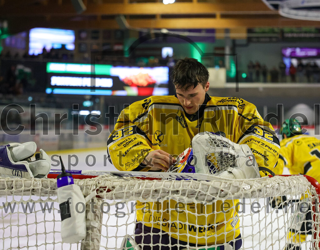 2025-12-19_063_TSV_Erding_gegen_Toelzer_Loewen | Erding, Deutschland, 19.12.2025:Eishockey, Oberliga Süd 2025 / 2026, 27. Spieltag, TSV Erding gegen Tölzer Löwen, Endergebnis: 2:5Torwart Matthias Bittner (Tölzer Löwen, #32)Foto: Christian Riedel / fotografie-riedel.net
