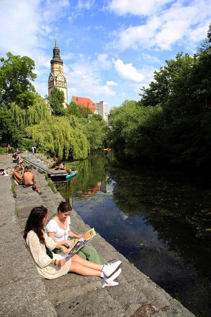 Karl-Heine-Kanal - an der Philippuskirche | Entdecke über 20 Kategorien Leipzig-Motive: Foto-Downloads, hochwertige Poster, Leinwand- & Fine-Art-Prints. Jetzt Lieblingsfoto im Bildlexikon Leipzig Shop bestellen!