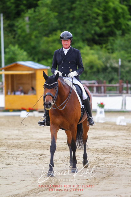 DKP48022 | Turnierfotos kaufen im Webshop von Daniel Kuhl Photography – entdecke professionelle Reitsportfotos aus Turnieren & Events. Hochwertige Turnierbilder online bestellen & sichern. Jetzt Fotos von Reitsportturnieren kaufen!
