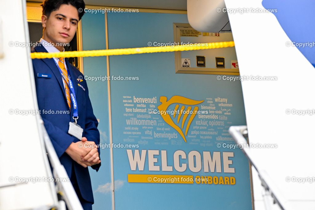 Linz Airport - Comeback Ryanair_ 08.11.2024-25 | 08.11.2024, Linz Hoersching, AUT, Linz Airport - Comeback Ryanair, im Bild Flugpersonal