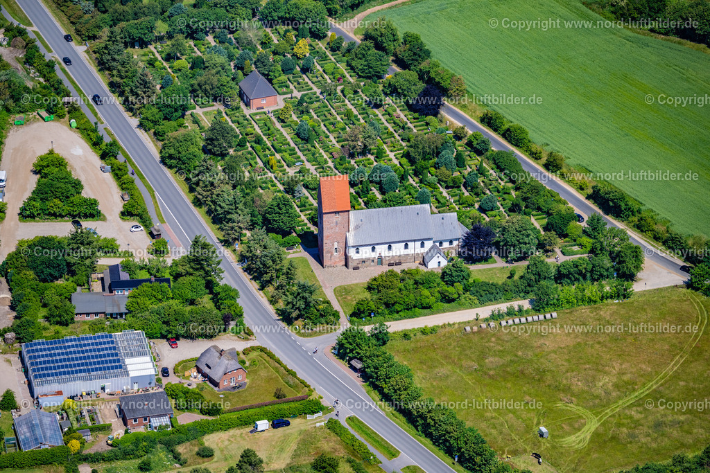 Sylt_Keitum_Kirche_St_Severin_Von_1216_ELS_0133210625 | SYLT 13.08.2025 Historischer Kirchen- Gebäudekomplex " St Serverin von 1216 " an der Straße Munkmarscher Chaussee in Sylt Nordsee - Insel im Bundesland Schleswig-Holstein, Deutschland. // Historic church building complex " St Serverin von 1216 " on street Munkmarscher Chaussee in Sylt North Sea Island in the state Schleswig-Holstein, Germany. Foto: Martin Elsen