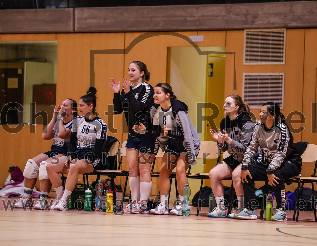 2024-11-24_091_SpVgg_Altenerding_gegen_HC_Donau-Paar_II | Erding, Deutschland, 24.11.2024:Handball, Bezirksoberliga Frauen Altbayern 2024 / 2024, 6. Spieltag, SpVgg Altenerding gegen HC Donau/Paar II, Endergebnis: 24:24Julia Fuchs (HC Donau/Paar, #66), Emely Otto (HC Donau/Paar, #8), Torfrau Thi Vu Linh Ngo (HC Donau/Paar, #1)Foto: Christian Riedel / fotografie-riedel.net