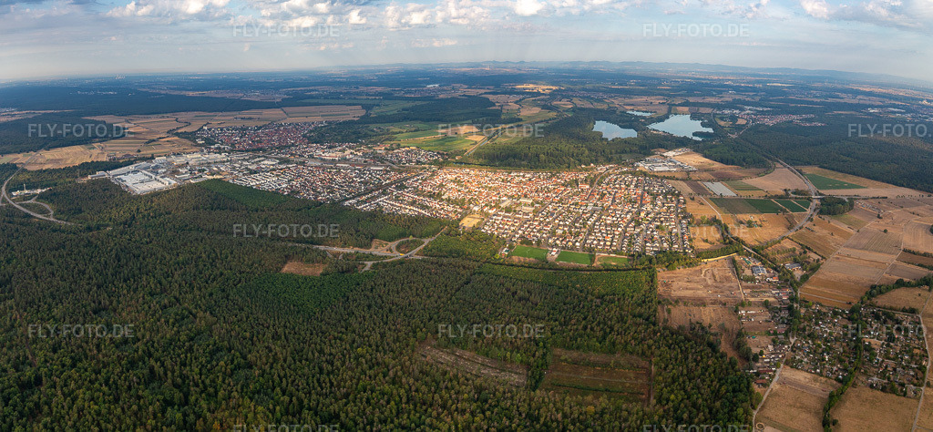 Luftbild:  im Ortsteil Neudorf in Graben-Neudorf im Bundesland Baden-Württemberg in Deutschland. Foto: IMG_134118-Pano.jpg vom 26.08.2022 durch Werner Riehm/FLY-FOTO.deAuflösung des Originals: 7742 x 3584 pxGemeinde Graben-Neudorf