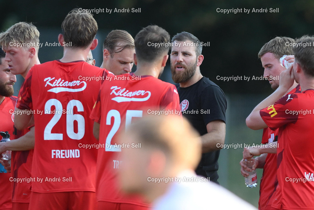VfR Neumünster vs FC Kilia Kiel | Trainer Nicola Soranno (Kilia/schwarz) in der Trinkpause / Fußball-Oberliga Männer 2026/2027 / VfR Neumünster vs FC Kilia Kiel / Grümmi-Arena / Neumünster / 04.08.26 - Realisiert mit Pictrs.com