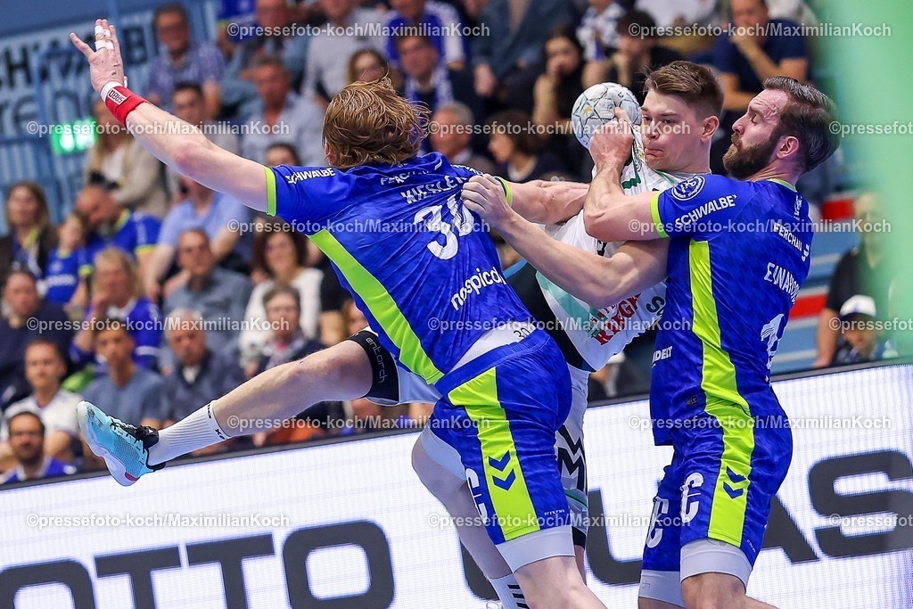 Gum30042601044 | 30.04.2026, Handball, 1. HBL, VfL Gummersbach - Frisch Auf! Göppingen, Saison 2025 / 2026 Herren, Schwalbe-Arena: Oskar Sunnefeldt (Frisch Auf Göppingen #27) im Zweikampf gegen  Tom Kiesler (VfL Gummersbach #30) Teitur Örn Einarsson (VfL Gummersbach #14) 