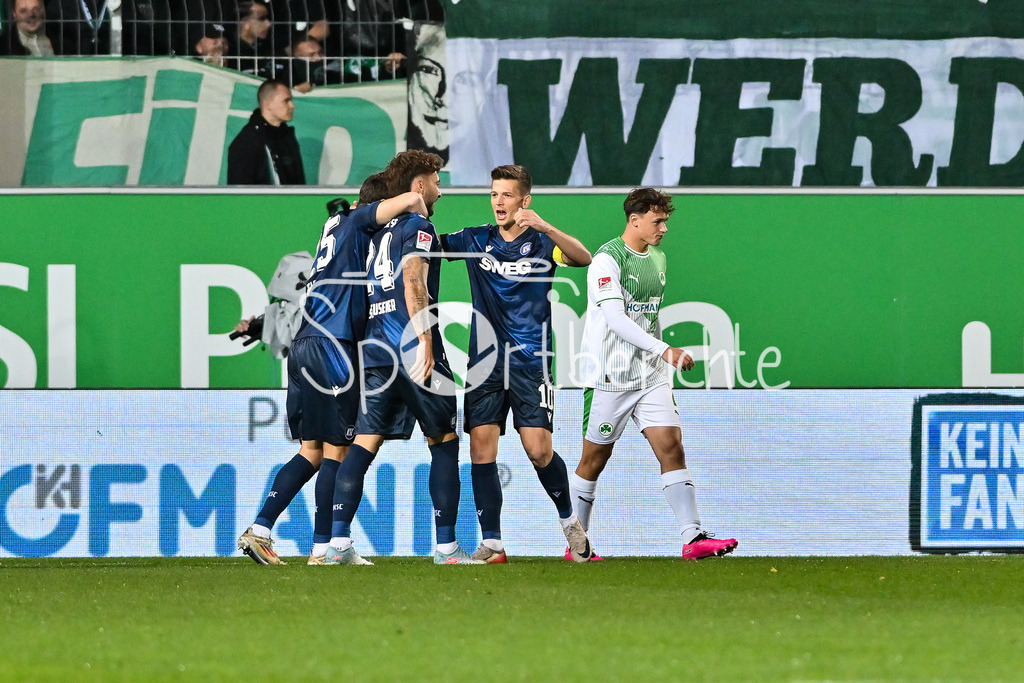 SpVgg Greuther Fürth - Karlsruher SC | FUERTH, GERMANY - OCTOBER 24: Fabian SCHLEUSENER (Karlsruher SC 24)  celebrating the goal to makes 0-1 during the 2. bundesliga match between SpVgg Greuther Fuerth vs. Karlsruher SC on matchday 10 at Sportpark Ronhof Thomas Sommer on October 24, 2025 in Fuerth, Germany / DFL REGULATIONS PROHIBIT ANY USE OF PHOTOGRAPHS AS IMAGE SEQUENCES AND/OR QUASI-VIDEO
