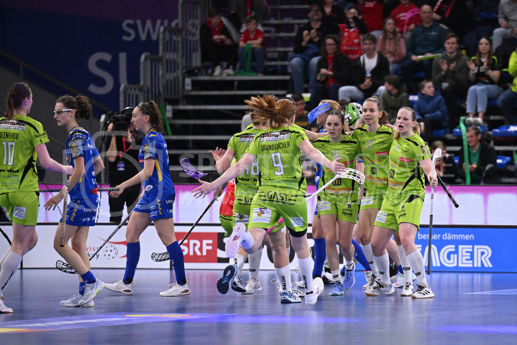 Kloten-Dietlikon Jets vs Skorpion Emmental Zollbrück - 15. April 2023 | 15.04.2023, Kloten, stimo arena, Swiss Unihockey Superfinal Frauen: Kloten-Dietlikon Jets - UHV Skorpion Emmental, Nathalie Spichiger (#26 Skorpion Emmental Zollbrueck) verkürzt zum 4:2. - Realisiert mit Pictrs.com