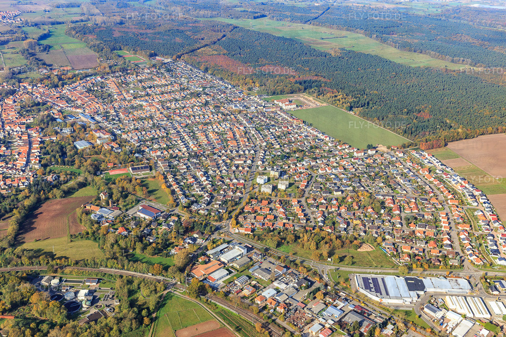Ortsübersicht aus Osten | Luftbild: Ortsübersicht aus Osten in Bellheim im Bundesland Rheinland-Pfalz in Deutschland. Foto: IMG_104297.jpg vom 31.10.2017 durch Werner Riehm/FLY-FOTO.de - Realisiert mit Pictrs.com