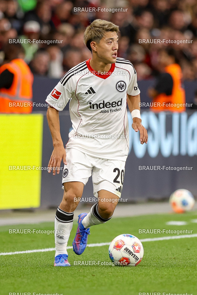 Bayer 04 Leverkusen vs Eintracht Frankfurt - Bundesliga  | Leverkusen, Deutschland, 12.09.25:   Ritsu Doan (Eintracht Frankfurt) in Aktion am Ball, Einzelaktion waehrend des Spiels der Bundesliga zwischen  Bayer 04 Leverkusen vs Eintracht Frankfurt in der BayArena(Foto von Brauer-Fotoagentur / Adrian Schlueter)