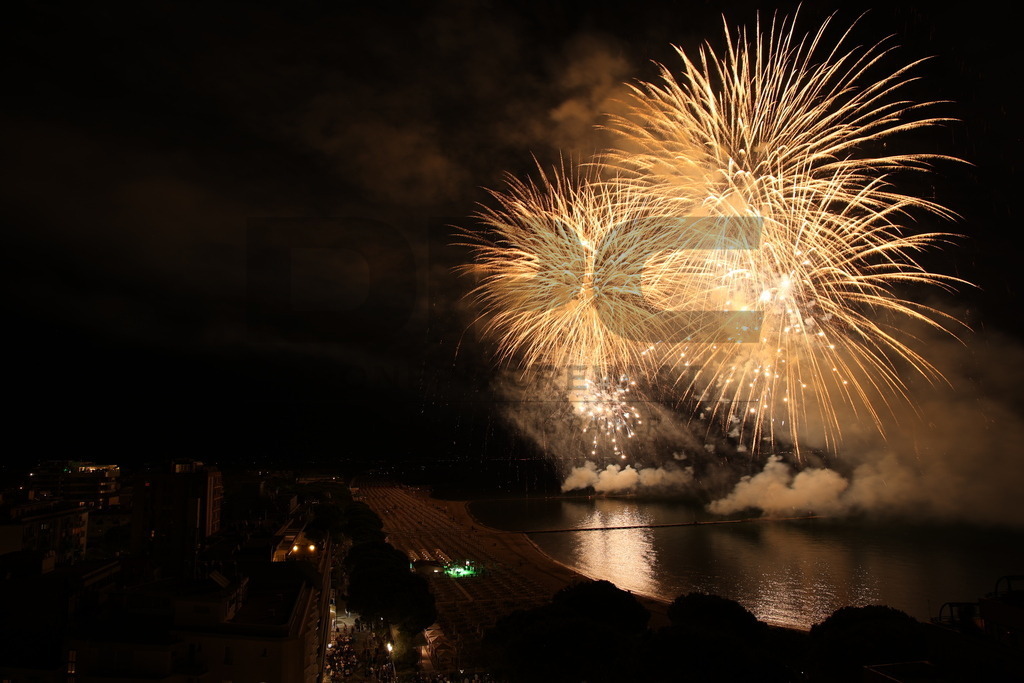 Ferragosto Fireworks in Grado, Italy | GRADO, ITALY, 15.AUG.26 - FIREWORKS - Ferragosto fireworks over the Adriatic Sea in Grado, Italy. Colorful fireworks light up the night sky above the beach, coastline and waterfront during the traditional summer celebration. - Realisiert mit Pictrs.com