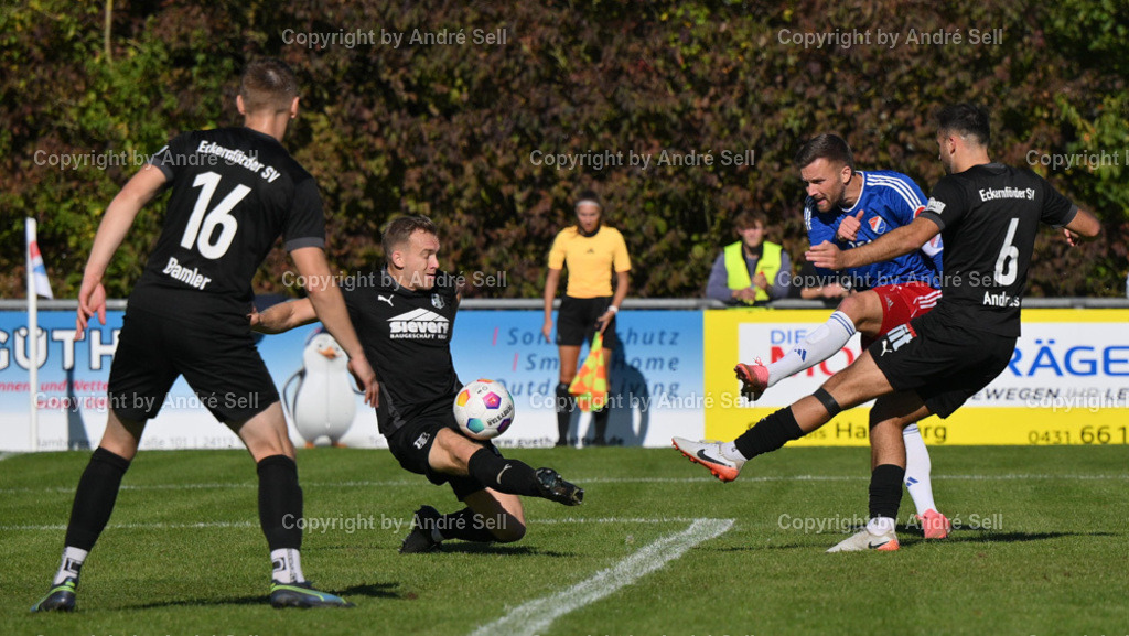 SpVg Eidertal Molfsee vs Eckernförder SV | Tom Wüllner (Molfsee #10) / Timo Bamler (ESV #16) &amp; Julian Zülsdorff (ESV #5) &amp; Jost-Bennet Andreas (ESV #6) - Fußball-Oberliga Männer 2024/2025 / SpVg Eidertal Molfsee vs Eckernförder SV / Platz A / Molfsee / 03.10.24 - Realisiert mit Pictrs.com