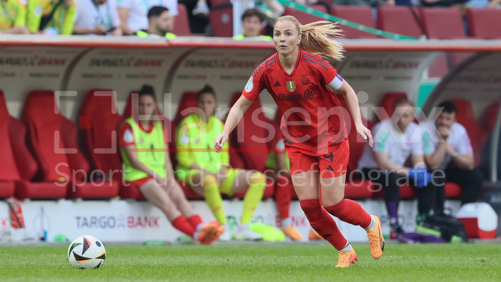 Fussball, DFB-Pokal Finale Frauen, FC Bayern München - VfL Wolfsburg | v.li.: Glodis Perla Viggosdottir (FC Bayern München, 4) am Ball, Einzelbild, Ganzkörper, Aktion, Action, Spielszene, DIE DFB-RICHTLINIEN UNTERSAGEN JEGLICHE NUTZUNG VON FOTOS ALS SEQUENZBILDER UND/ODER VIDEOÄHNLICHE FOTOSTRECKEN. DFB REGULATIONS PROHIBIT ANY USE OF PHOTOGRAPHS AS IMAGE SEQUENCES AND/OR QUASI-VIDEO.