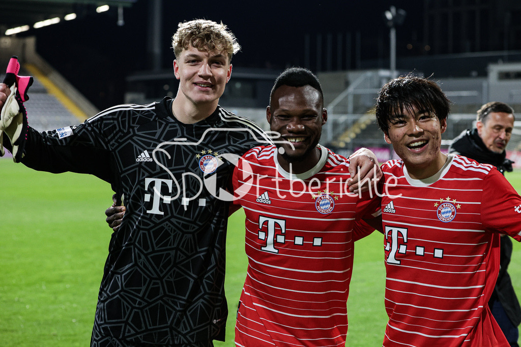 FC Bayern Amateure - FC Augsburg II | v. l. Johannes SCHNEK (FCB #18), Desire SEGBE AZANKPO (FCB #34), Taichi FUKUI (FCB #21)