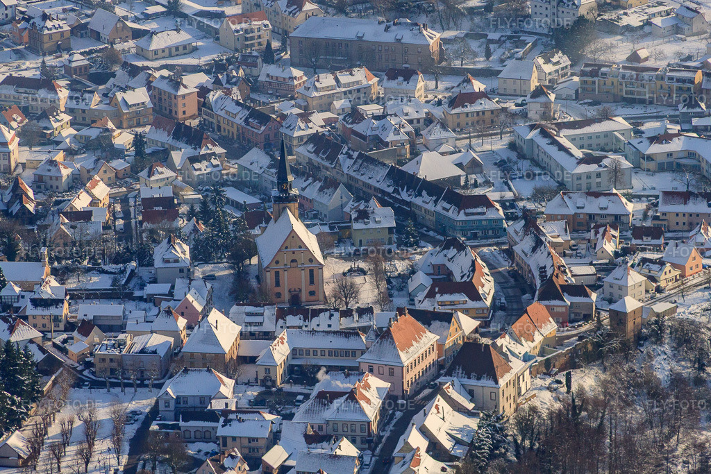 Luftbild: Rue de la Première Armée mit Dreifaltigkeitskirche im Winter bei Schnee im Ortsteil Neulauterburg in Lauterbourg im Bundesland Bas-Rhin in Frankreich.Foto: IMG_36144.jpg vom 02.01.2011 durch Werner Riehm/FLY-FOTO.deAuflösung des Originals: 4669 x 3113 px
