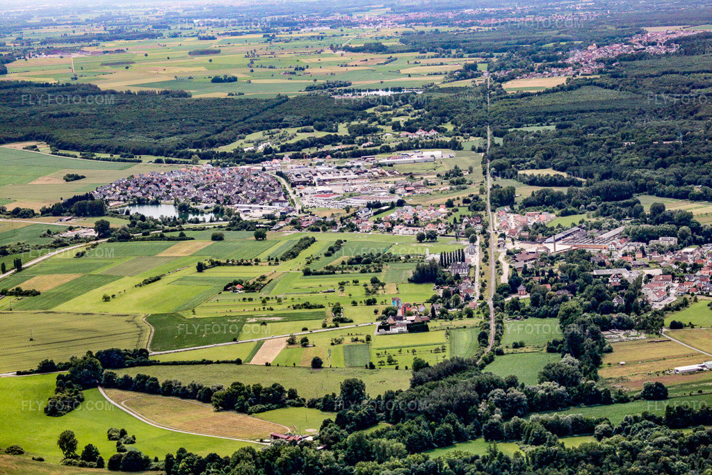 Aerial view: Rountzenheim in Leutenheim in the state Bas-Rhin, France.Photo: IMG_19091.jpg taken on 06/20/2009 by Werner Riehm/FLY-FOTO.comResolution of the original: 4752 x 3168 px