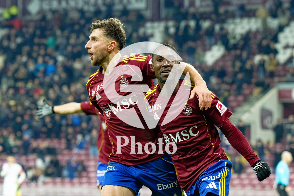 Brack Super League - Servette FC v FC Sion | Ablie Jallow (30 Servette FC) celebrates after scoring his team's third goal with teammates Miroslav Stevanovic (9 Servette FC)  during the Brack Super League match between Servette FC and FC Sion at Stade de Geneve in Geneva, Switzerland