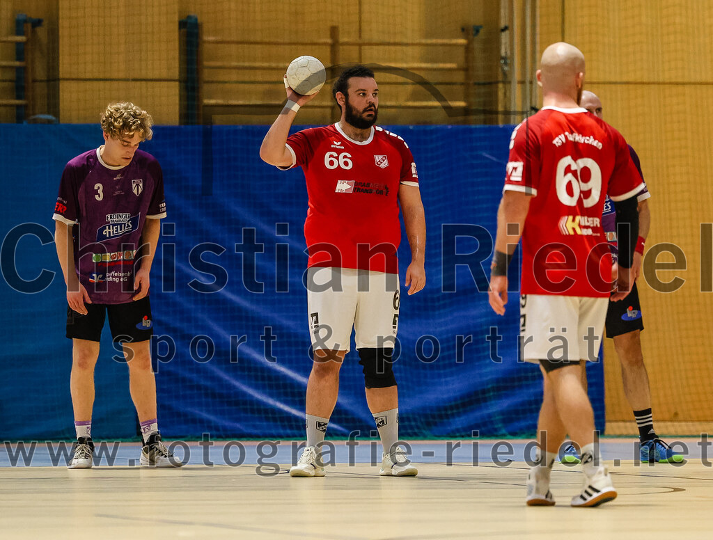 2024-10-20_015_SpVgg_Altenerding_II_gegen_TSV_Taufkirchen-Vils | Erding, Deutschland, 20.10.2024:Handball, Bezirksliga Männer Ost 2024 / 2025, 3. Spieltag, SpVgg Altenerding II gegen TSV Taufkirchen/Vils, Endergebnis: 15:20Jakob Thees (SpVgg Altenerding, #3), Patrick Mühlenbeck (TSV Taufkirchen/Vils, #66), Andreas Rej (TSV Taufkirchen/Vils, #69)Foto: Christian Riedel / fotografie-riedel.net