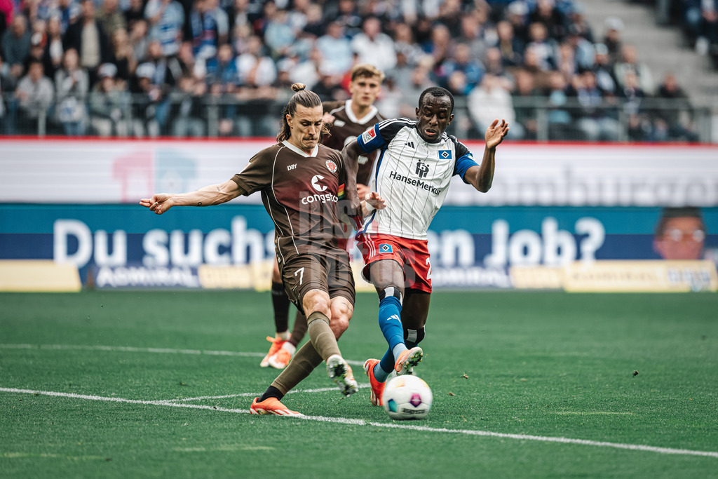 Fußball | Männer | Saison 2023/2024 | 2. Fußball-Bundesliga | 32. Spieltag | Hamburger SV vs. FC St. Pauli  | 03.05.2024 | v.l. Jackson Irvine (#7, FC St. Pauli) gegen Jean-Luc Dompe (#27, HSV)