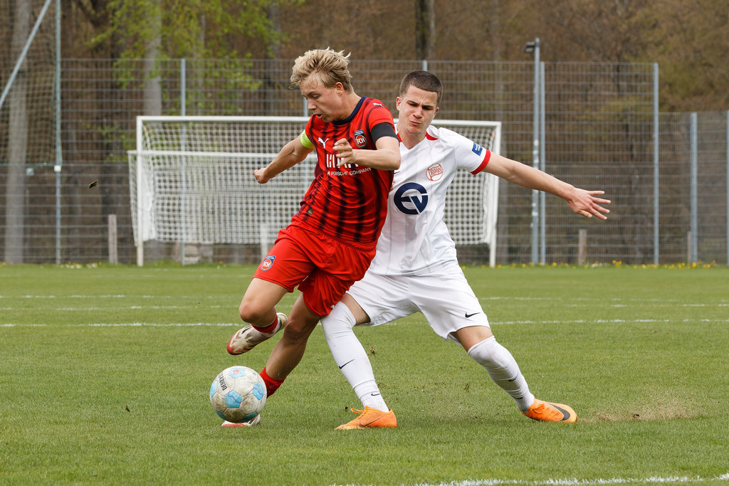 FCHOFK_260418_6-51 | 1.FC Heidenheim 1846 vs. Offenbacher Kickers, Fußball, U17, B-Junioren, NWL, U17-DFB-Nachwusliga, 2025/2026, 10. Spieltag, 18.04.2026 in Heidenheim, Walter-Birkhold-Jugendstadion (Foto: Michael Bulling) - Realisiert mit Pictrs.com