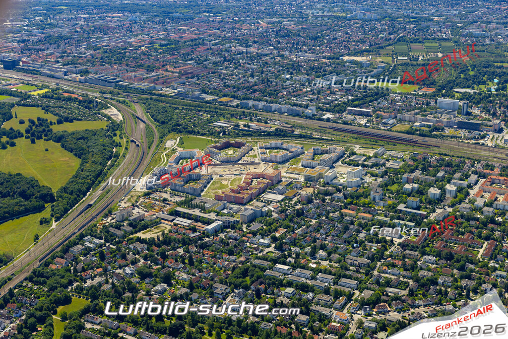 Aktuelles Luftbild von Neupasing München - Die Luftaufnahme wurde 2022 mittels UL-Flugzeug erstellt ( keine Drohne ) - hochauflösende Kamera-Systeme von  Canon -Beste Qualität - Für grossformatige Ausdrucke geeignet. Die Geschenkidee !