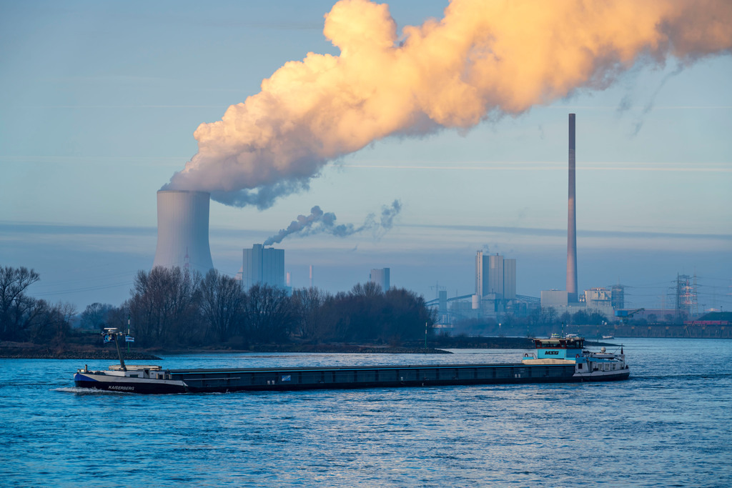 JT-210110 | Kühlturm des Kohlekraftwerk Duisburg-Walsum, betrieben von der STEAG und der EVN AG , 181 Meter hoch, Kraftwerksblock 10, Wasserdampf Wolke, Container Frachtschiff auf dem Rhein, Duisburg, NRW, Deutschland, - Realisiert mit Pictrs.com
