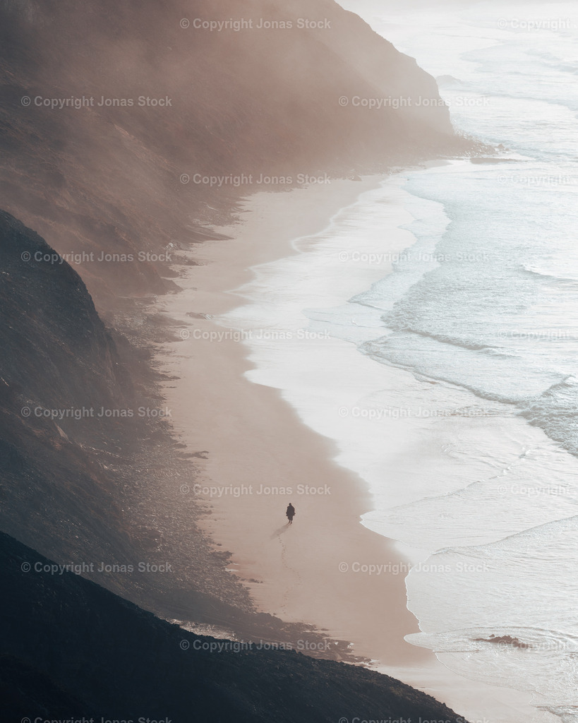 Lonely Beachwalks | Lonely beachwalks on a foggy morning at the portuguese westcoast.  - Realisiert mit Pictrs.com