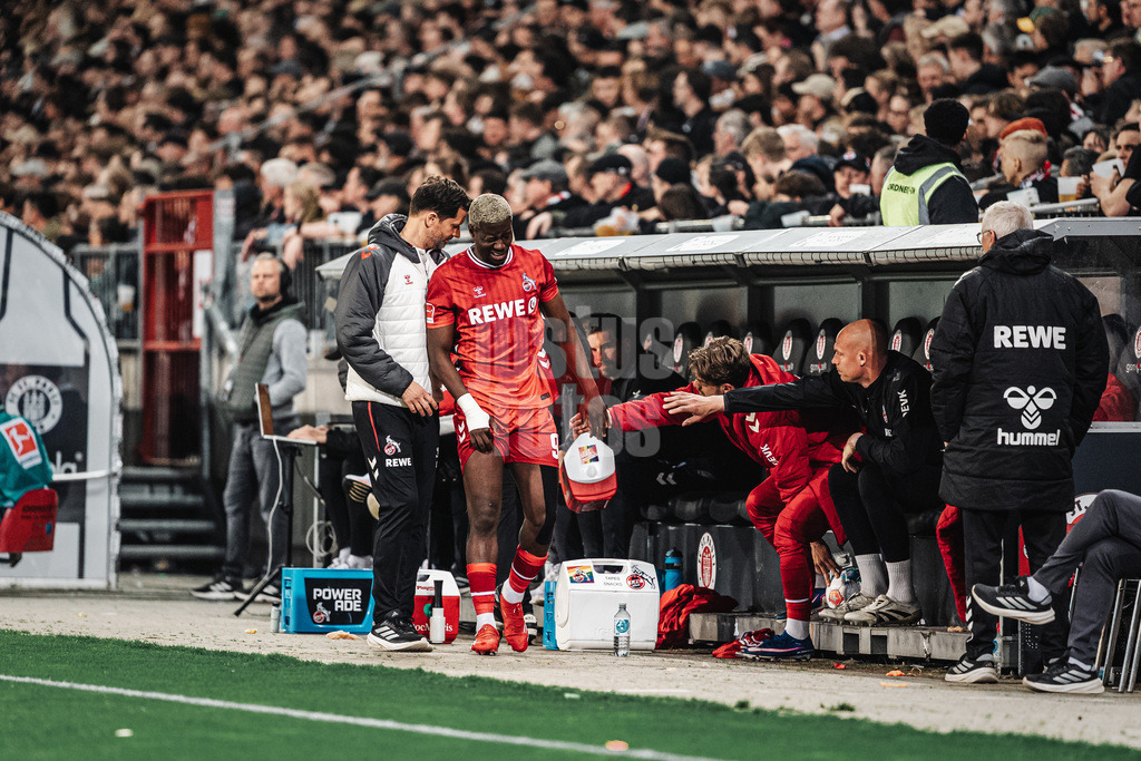 Fußball | Männer | Saison 2025/2026  | Fußball-Bundesliga | 30. Spieltag | FC St. Pauli vs. 1. FC Köln | 17.04.2026 | Ragnar Ache (#9, 1. FC Köln) muss verletzt das Spiel verlassen