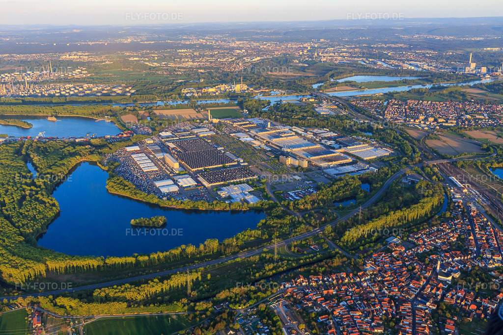 Luftbild: Übersicht des Industriepark Wörth GmbH mit Mercedes-Benz Trucks in Wörth am Rhein im Bundesland Rheinland-Pfalz in Deutschland. Foto: IMG_099261.jpg vom 23.04.2017 durch Werner Riehm/FLY-FOTO.deWWW.IPWGMBH.DE