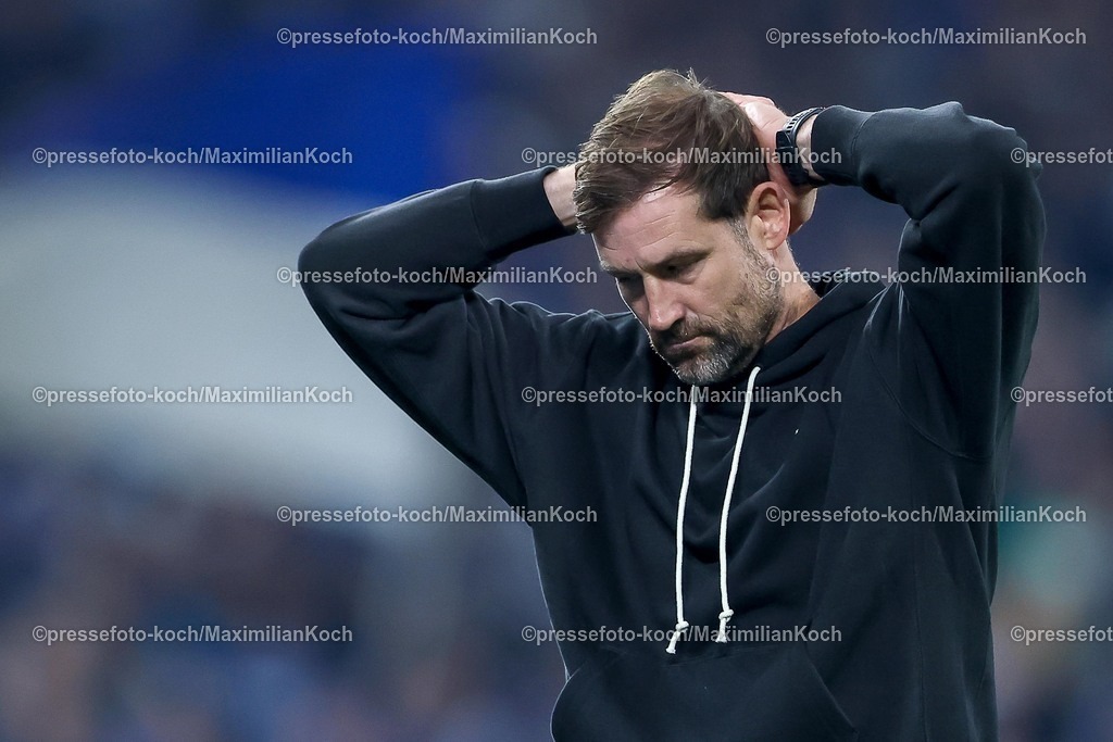 S0426092501223 | 25.09.2025, Fußball, FC Schalke 04 - SpVgg Greuther Fürth, 7.Spieltag, 2. Fußball Bundesliga, Veltins-Arena Gelsenkirchen, Saison 2025 2026: Cheftrainer Thomas Kleine (Greuther Fürth #hc) steht enttäuscht gestikulierend an der Seitenlinie und schlägt die Hände über dem Kopf zusammenDFB regulations prohibit any use of photographs as image sequences and or quasi-video.