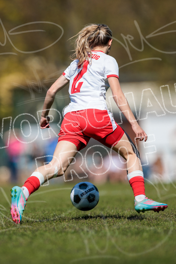 Gipfeltreffen der Frauen: Finale um den Sachsenlotto Landespokal 2026 | Am 1. Mai 2026 trafen im Endspiel des Sachsenlotto Landespokals die Frauen des Chemnitzer FC und die zweite Mannschaft von RasenBallsport Leipzig aufeinander. Vor stimmungsvoller Kulisse kämpften beide Teams ab 15:00 Uhr um die begehrte Trophäe des sächsischen Fußballs. Diese Galerie zeigt die Highlights, packende Zweikämpfe und die emotionalsten Momente des Finaltags. - Realisiert mit Pictrs.com