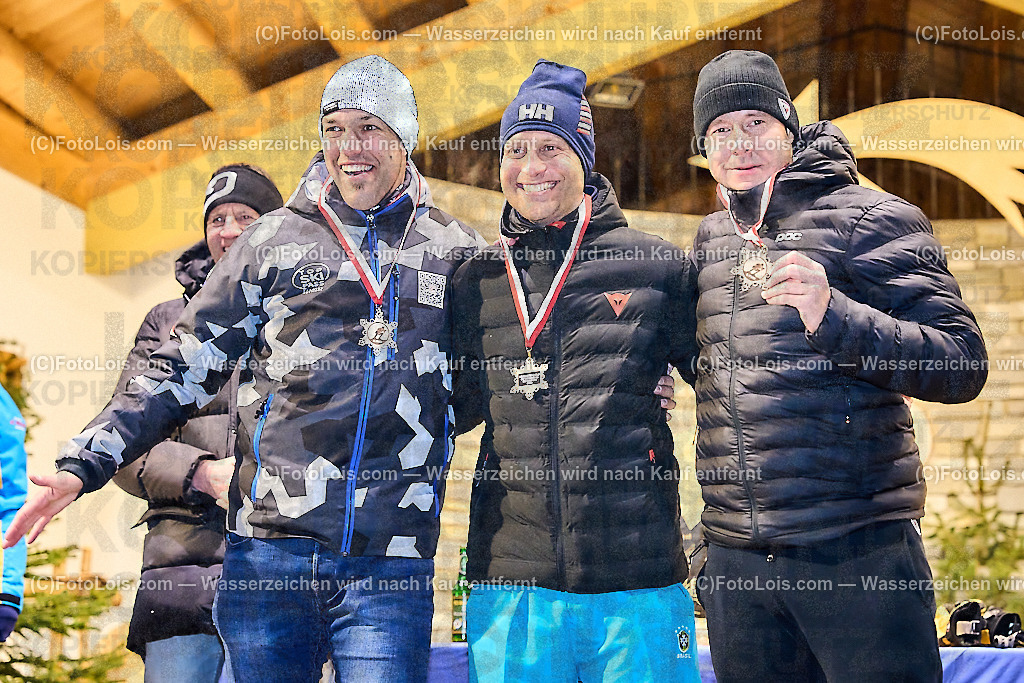 ALP5190_MASTERS-Cup_GS_Siegerehrung | (C)FotoLois.com, Alois Spandl. FIS Masters-Cup Wildschönau, Giant Slalom auf der Piste Schatzberg GS, Siegerehrung auf dem Dorfplatz Niederau, Sa 13. Januar 2024.