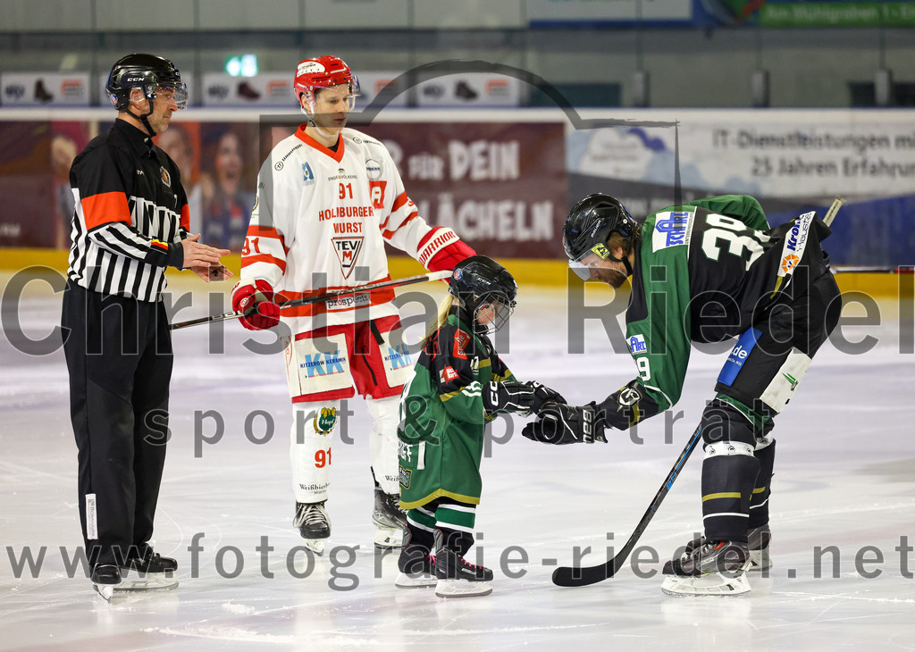 2023-03-19_011_TSV_Erding_gegen_TEV_Miesbach | Erding, Deutschland, 19.03.2023:
Eishockey, Bayernliga Playoffs 2022 / 2023, Halbfinale, TSV Erding gegen TEV Miesbach, Endergebnis: 

Bohumil Slavicek (TEV Miesbach, #91), Thomas Plihal (Erding Gladiators, #39)

Foto: Christian Riedel / fotografie-riedel.net