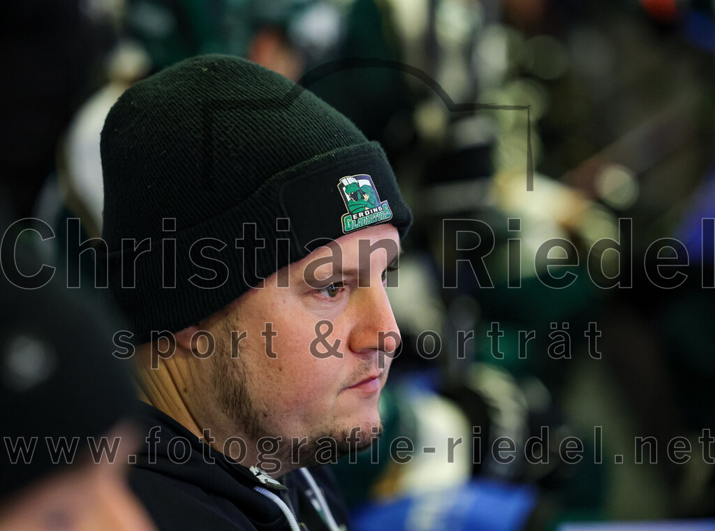 2025-11-25_060_TSV_Erding_gegen_EHF_Passau_Black_Hawks | Erding, Deutschland, 25.11.2025:Eishockey, Oberliga Süd 2025 / 2026, 20. Spieltag, TSV Erding gegen EHF Passau Black Hawks, Endergebnis: 2:3 n.V.Foto: Christian Riedel / fotografie-riedel.net